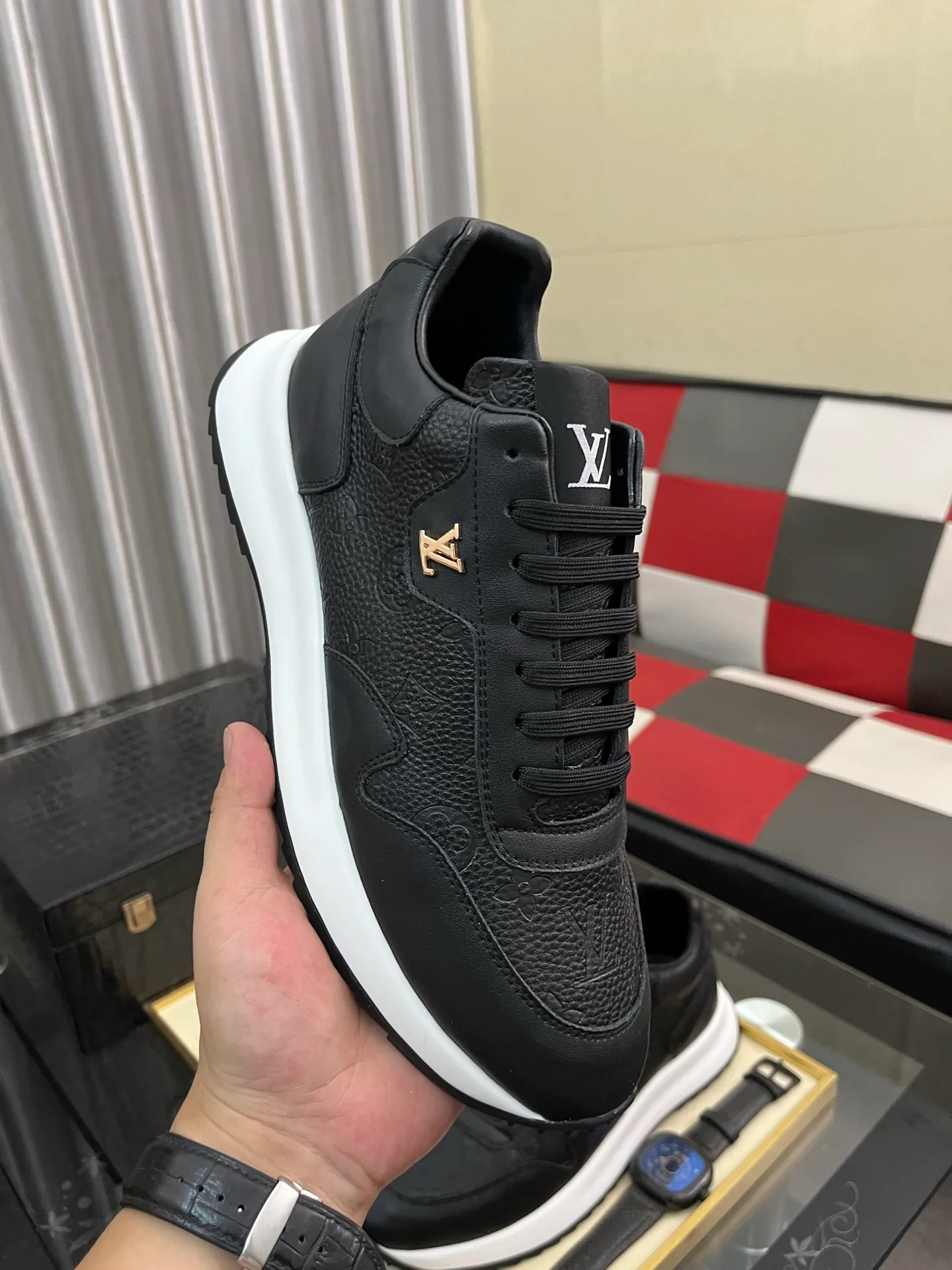 Men's shoes💰438⌚️⌚️《Louis vuitton/LV Louis Vuitton》original quality.~ Unique modern style sneakers. 🏃A must-have casual shoe for trendy men😍😍 Original brand imported from Italy, imported original leather, cowhide lining (refuses to discolor and grind feet) sole: original sole provided by the original factory, French lazy style design ⚠️Fit to the feet, original quality, super comfortable original sole. Code number: 38-443️⃣Colors available